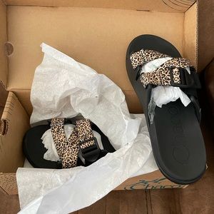 *brand new* Womens size 7 Chaco Chillo Slides - Leopard print